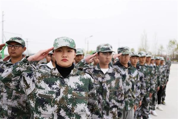 挑戰(zhàn)自我，勇于拼搏——蘭州新華互聯(lián)網(wǎng)中等職業(yè)學(xué)校春訓(xùn)總結(jié)大會(huì)