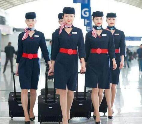 空姐上下飛機(jī)為什么要拉著箱子？廊坊空乘學(xué)校為你解答