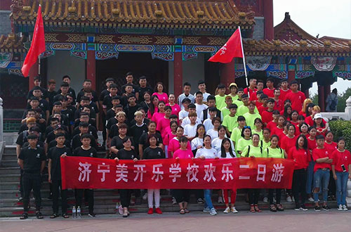 濟(jì)寧美開(kāi)樂(lè)技校學(xué)美甲去濟(jì)寧哪所學(xué)校？