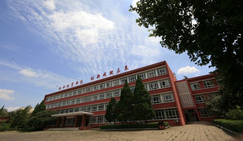 中國洛陽一拖技師學院現(xiàn)在還能報名嗎？