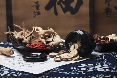 哪些中藥能夠清熱去火？山東醫(yī)藥技師學(xué)院幫你“降降溫”