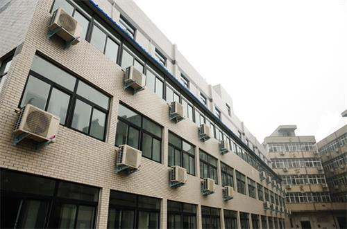 鄭州有學服裝設(shè)計的學校嗎？是校企合作專業(yè)嗎？