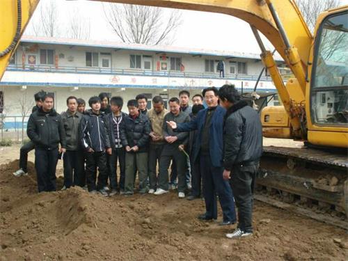 挖掘機能做哪些工作？濟南駿大挖掘機學(xué)校幫你神“挖”一下
