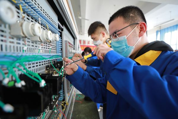 玉田職教中心機電一體化專業(yè)學(xué)生開展電路組裝實習(xí) 玉田職教中心機電一體化專業(yè)學(xué)生開展電路組裝實習(xí)
