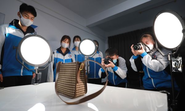 玉田職教中心電子商務(wù)專業(yè)學(xué)生開展商品攝影實踐教學(xué) 玉田職教中心電子商務(wù)專業(yè)學(xué)生開展商品攝影實踐教學(xué)