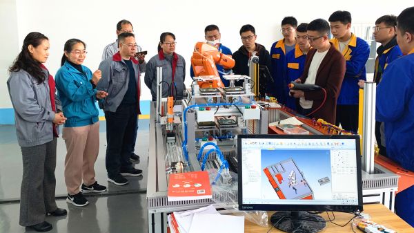 玉田職教中心校企生同堂開展工業(yè)機器人實訓(xùn)教學(xué) 玉田職教中心校企生同堂開展工業(yè)機器人實訓(xùn)教學(xué)