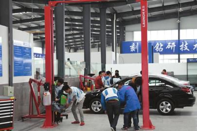 汽修專(zhuān)業(yè)學(xué)生實(shí)訓(xùn)