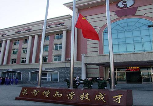 保定新興工業(yè)技工學(xué)校是全日制學(xué)校嗎？學(xué)校提供住宿嗎？