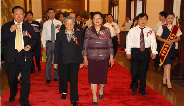全國政協副主席錢正英（左一）、十五屆中央委員顧秀蓮（左三）、國務院扶貧主任，政協常委胡富國（左一）、北方汽車專修學校曹振峰董事長（右一）在人民大會堂共同出席北方學校七千萬扶貧工程