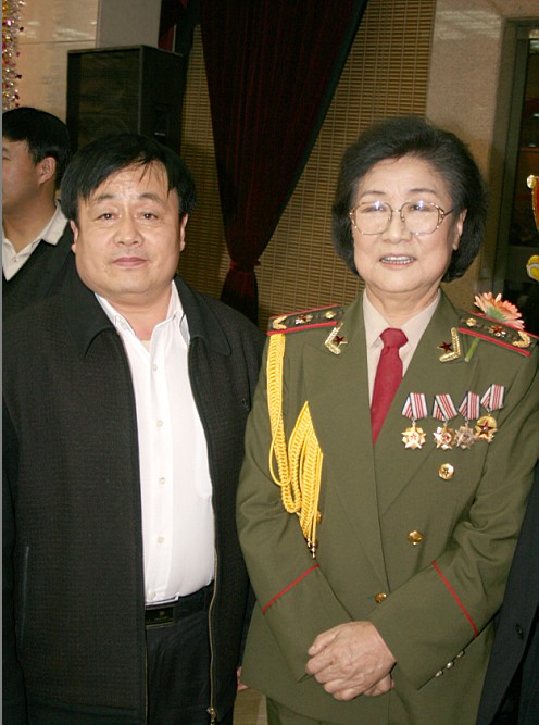 全國一級演員，政協委員馬玉濤（右一）與曹振峰同志合影